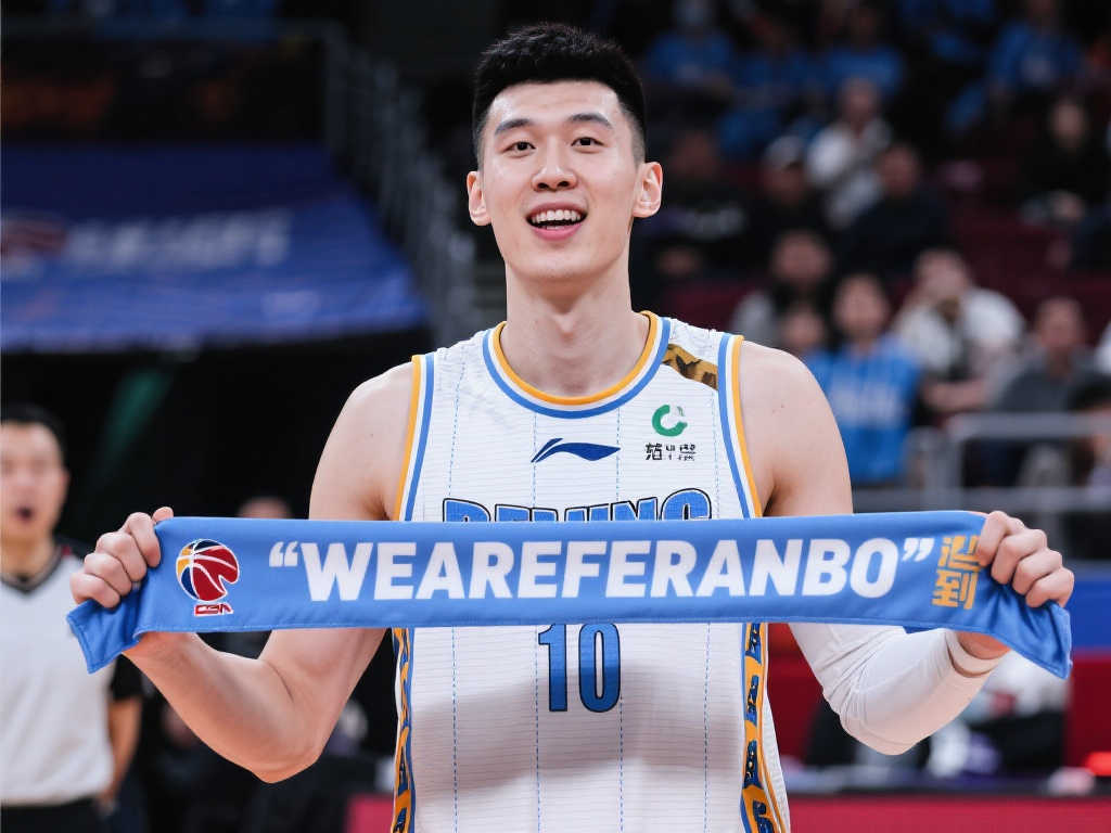 [流言板]雷蒙与奥莫特赛前热身佩戴“WEAREFANBO”发带，展现特别支持